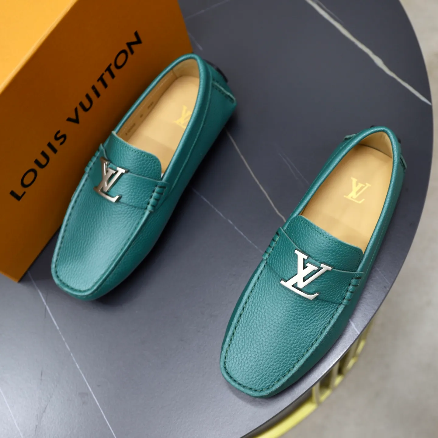Ex-factory price: 480💰【LV】Louis Vuitton ⚠️High-end men’s driving and pedal series ⚠️38-44 (customized for 45) ⚠️All original cowhide leather! Thick and soft! Made entirely of calfskin lining! Rubber sheet anti-slip beanie sole! Three-dimensional package technology! Fashionable and classic! Handicrafts! Original high quality! Feel free to compare!